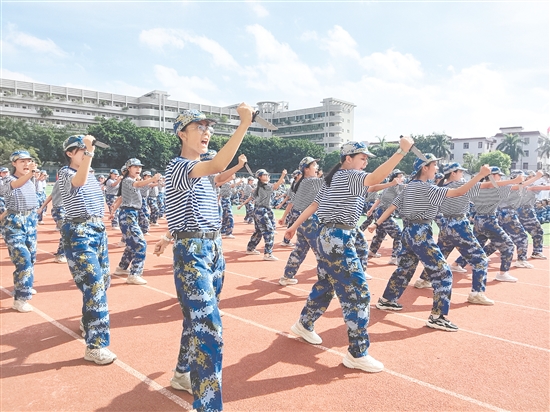 培英高中軍訓(xùn)會(huì)操表演上，同學(xué)們精神抖擻。