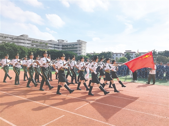 培英高中軍訓(xùn)會(huì)操表演上，同學(xué)們精神抖擻。