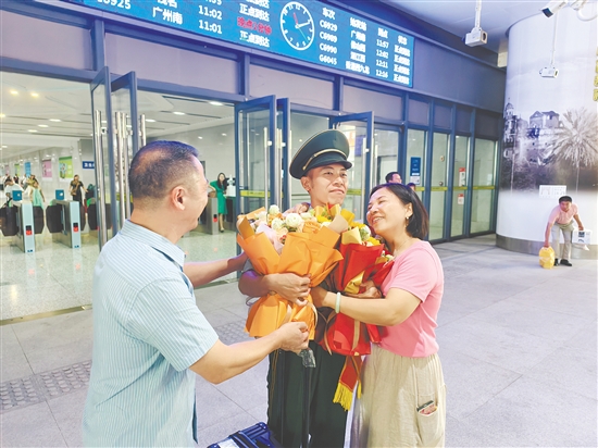 蓬江區(qū)退役軍人劉福林與父母熱烈擁抱。羅霈攝