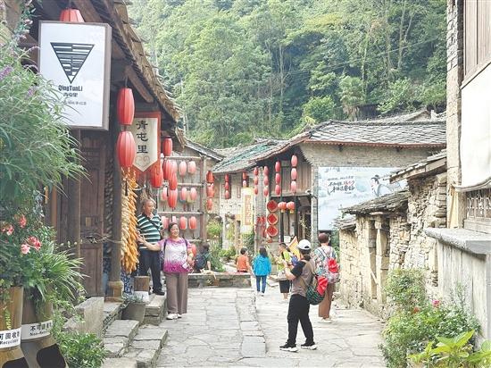 9月9日，“邑起游”云貴秋韻5天游啟程。