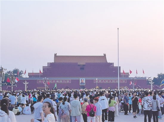 當(dāng)前北京已成為江門市民秋季出游的“頂流”目的地。圖為北京天安門廣場。