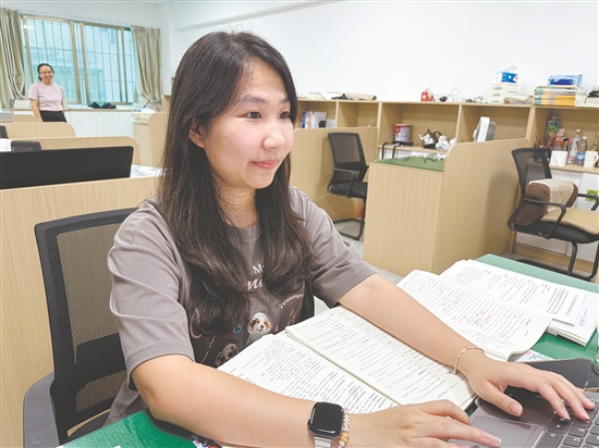 李敏婷畢業(yè)后回到母校，成為一名英語教師。