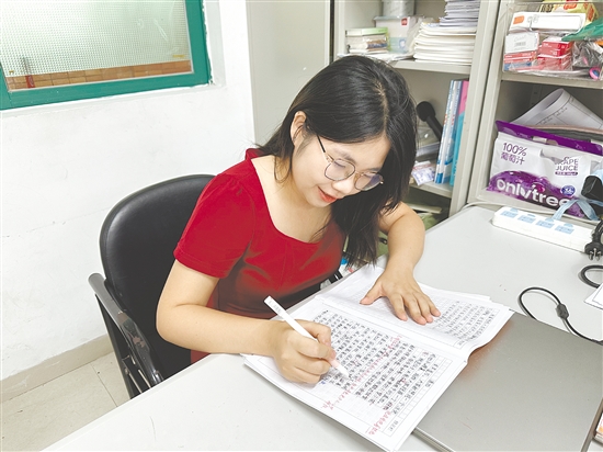 在從教的第三年，李雯婷已能“獨(dú)當(dāng)一面”。