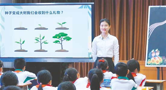 在心理健康教育課上，李甜甜引導(dǎo)學(xué)生思考問題。