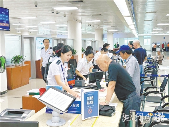 在江門市化解不動(dòng)產(chǎn)登記歷史遺留問(wèn)題辦理不動(dòng)產(chǎn)權(quán)證專場(chǎng)，工作人員協(xié)助業(yè)主實(shí)現(xiàn)“一站式辦結(jié)”。