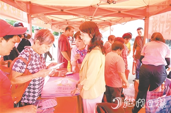 金融工作者與市民互動，宣傳存款保險知識。