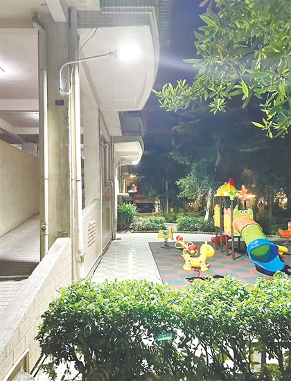 夜里，安裝掛墻路燈后的盈翠苑小區(qū)不再昏暗，居民下樓活動更安心。