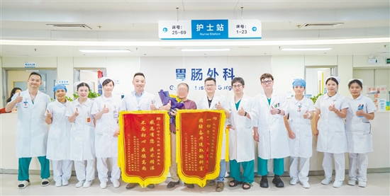 患者家屬專程送來兩面錦旗。