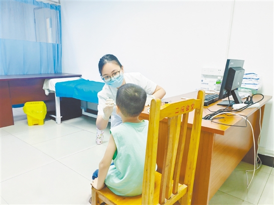 醫(yī)生為患兒看診。