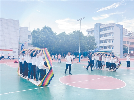 恩平市成德小學開展趣味橫生的團建活動。