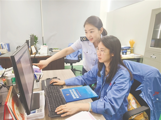 稅務(wù)工作人員輔導(dǎo)納稅人開(kāi)展涉稅業(yè)務(wù)。