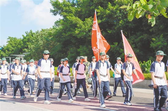 學(xué)生們在行走中理解“堅持”和“團結(jié)”的意義。