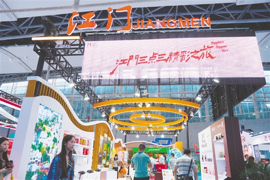 踏入江門展館，濃郁的僑鄉(xiāng)文化氣息撲面而來(lái)。