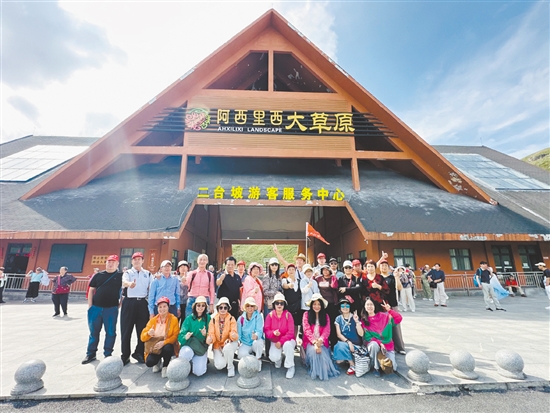 團友們在阿西里西大草原合影留念。