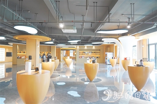 位于江海區(qū)的西啡科技展廳內(nèi)，陳列著各式各樣的膠囊咖啡機(jī)。