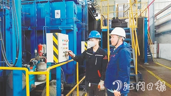 王顏臣（右）與同事操作儀器。