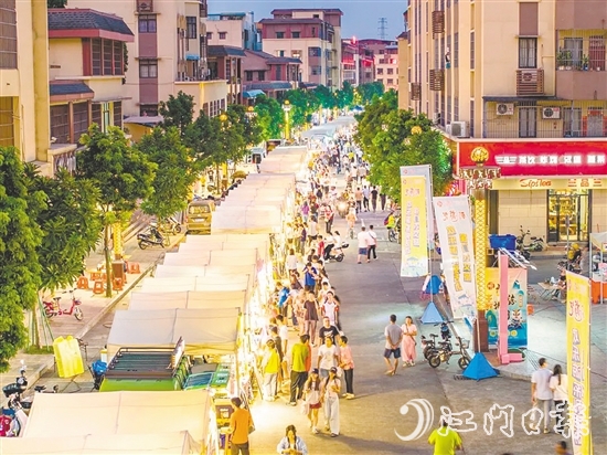 崖門圩鎮(zhèn)主街區(qū)洋溢著東南亞風(fēng)情，吸引大批市民游客前來(lái)。