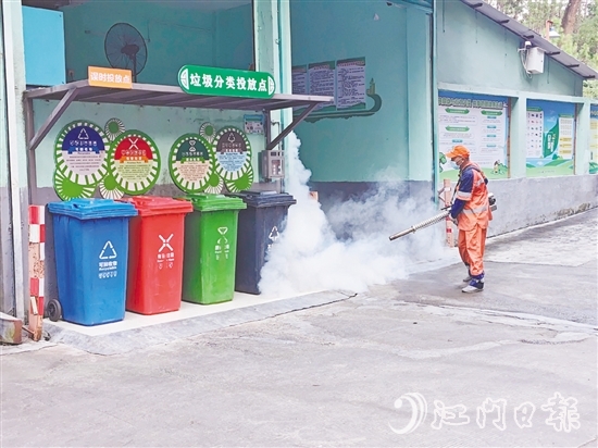 在北園新村垃圾收集點(diǎn)，環(huán)衛(wèi)工人進(jìn)行藥物噴灑。