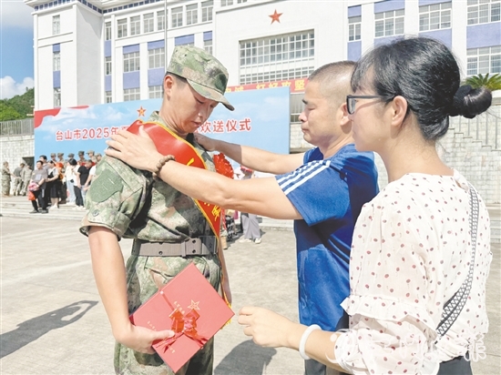 新兵踏上強(qiáng)軍新征程，家屬送上鼓勵和祝福。