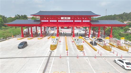 江鶴高速新共和收費站正式通車，成為本地又一特色門戶。