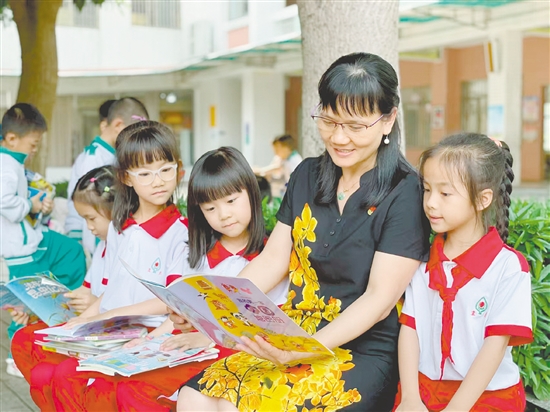 胡務(wù)娟認(rèn)為學(xué)生才是課堂的主人，教師應(yīng)做到心中有學(xué)生。