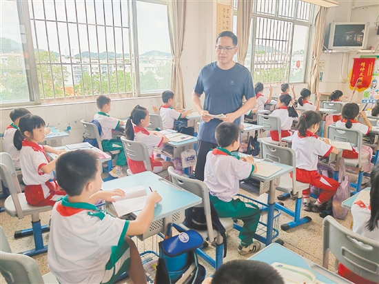 馮健成認(rèn)為，教書育人從來不是一份簡單的工作。