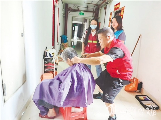 天福社區(qū)開展義剪活動，工作人員上門為行動不便老人理發(fā)。