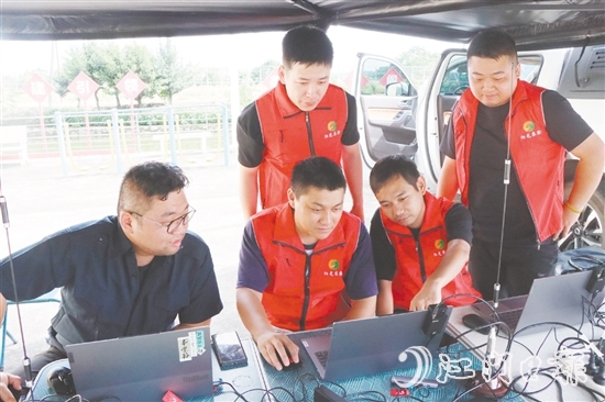 無人機(jī)團(tuán)隊(duì)開展遙感驗(yàn)標(biāo)工作。