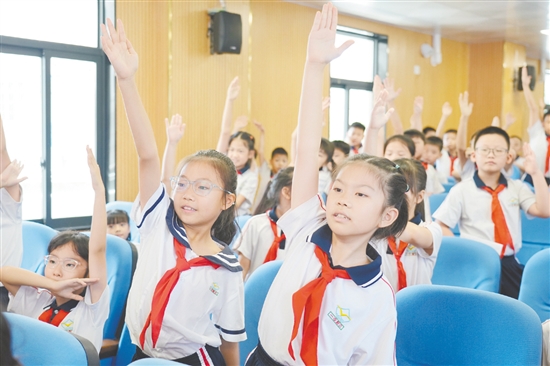 在有獎(jiǎng)問答互動(dòng)環(huán)節(jié)，學(xué)生們踴躍舉手答題，在輕松愉快的氛圍中掌握“兩熱”防控知識。