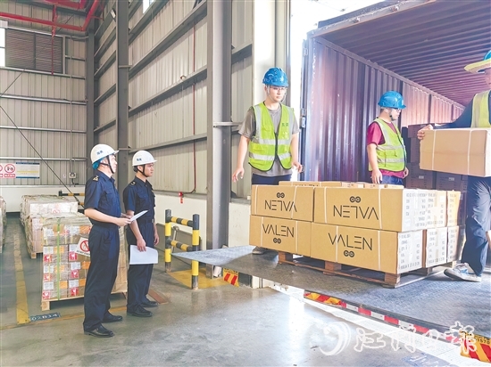 江門海關(guān)關(guān)員對出口拼箱貨物進行監(jiān)管。江關(guān)宣供圖