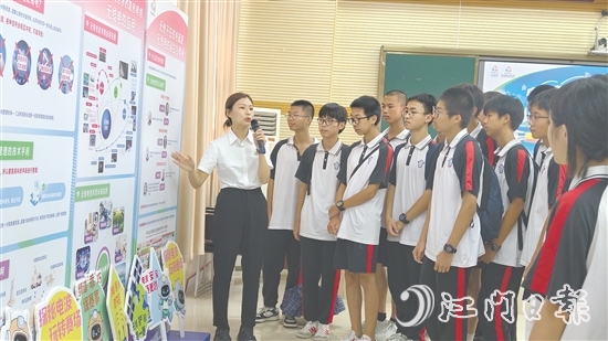 通過(guò)聆聽(tīng)講解、動(dòng)手體驗(yàn)，臺(tái)山一中的同學(xué)們對(duì)無(wú)線(xiàn)電技術(shù)知識(shí)有了更好的理解。