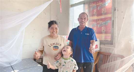 看到鶴山市雅瑤鎮(zhèn)建良村安置點配備完善，韋小江一家臉上露出了笑容。