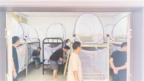 白沙街道應(yīng)急庇護中心內(nèi)，防蚊物資、醫(yī)療用品、食品等一應(yīng)俱全。