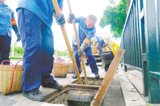 城管部門組織人員對轄區(qū)主干道的雨水口、雨水檢查井進行重點清淤。