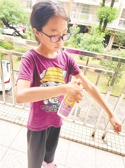 培英小學學生在噴驅(qū)蚊液。