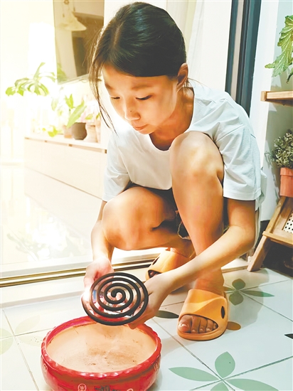 棠下實驗小學學生在家點蚊香。