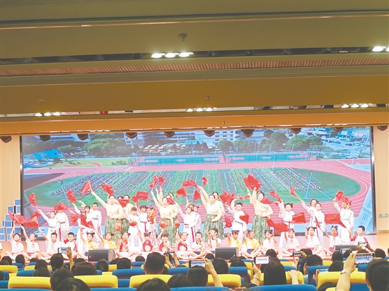 同學(xué)們帶來(lái)精彩的經(jīng)典誦讀表演。