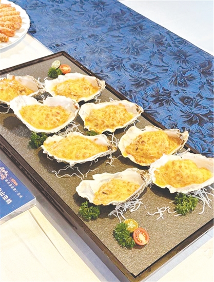 海膽醬烤臺山生蠔色澤誘人。