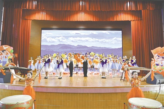 西郊小學(xué)讓美妙的歌聲成為校園文化不可或缺的部分。