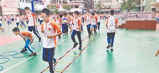 在西郊小學(xué)，田徑場(chǎng)不僅是強(qiáng)健體魄的跑道，更是錘煉意志品格的熔爐。