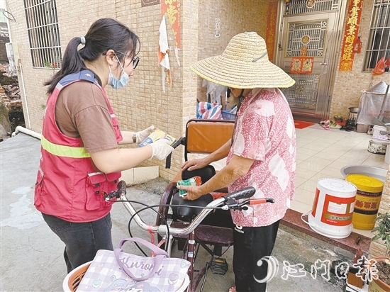 臺風(fēng)來臨前，網(wǎng)格員上門宣傳防蚊防臺風(fēng)知識，并派發(fā)滅蚊片、蚊香等。