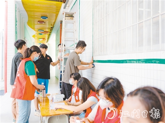 臺風(fēng)來襲，全區(qū)94個應(yīng)急避難場所開放。圖為黨員志愿者在安裝紗窗。