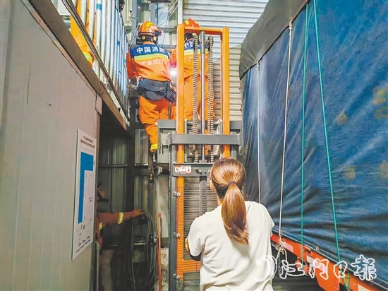 臺風(fēng)過境后，消防人員幫市民緊急維修變形卷簾門。