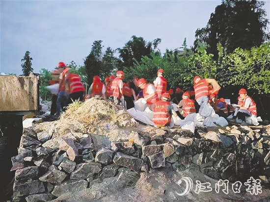 臺風(fēng)來臨前，在西江大堤重要點位，工作人員裝好4000個沙袋嚴(yán)陣以待。