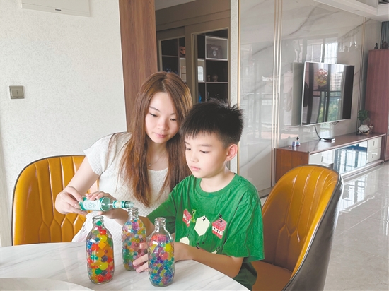 江門(mén)市農(nóng)林小學(xué)的學(xué)生在家里和家長(zhǎng)一起自制驅(qū)蚊水。