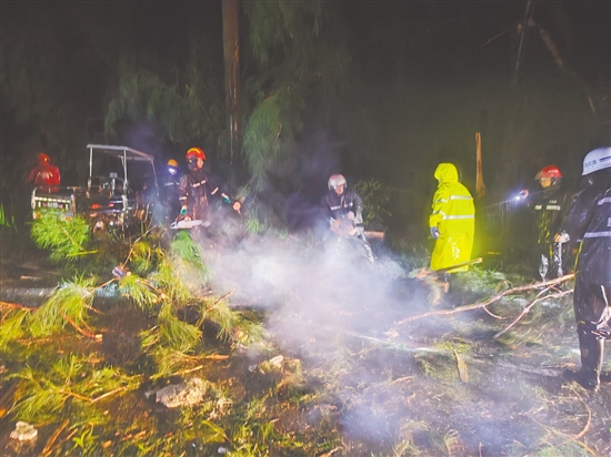 風(fēng)雨勢(shì)頭稍減，川島鎮(zhèn)政府迅速聯(lián)合臺(tái)山市交通陸島開發(fā)公司、臺(tái)山市川山群島旅游發(fā)展有限公司奔赴山咀港進(jìn)港路開展路面清障工作。川島鎮(zhèn)供圖