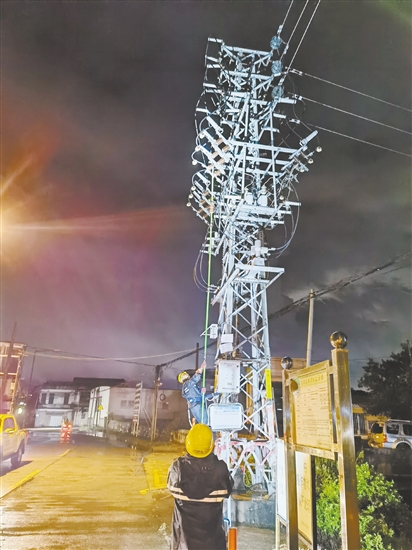 昨晚，江門新會(huì)供電局搶修隊(duì)伍對(duì)110kV七堡站10千伏墟鎮(zhèn)線開展停電操作，為后續(xù)搶修做好準(zhǔn)備。