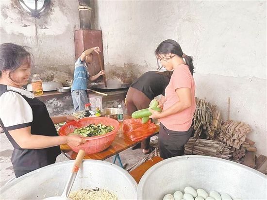 臺(tái)山市沖蔞鎮(zhèn)西坑村臨時(shí)安置點(diǎn)里，村干部帶著黨員志愿者在廚房里忙前忙后，村民也自發(fā)幫忙做飯，讓群眾不在家也能吃上暖心熱飯。沖蔞鎮(zhèn)供圖