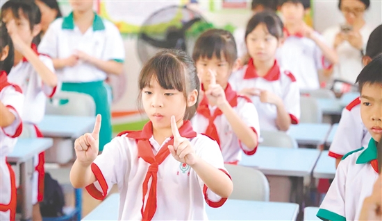 學生在活動中學習護眼知識。