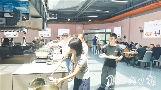 午飯時間，園區(qū)白領(lǐng)們在人和餐飲新概念智慧餐廳挑選心儀餐食。